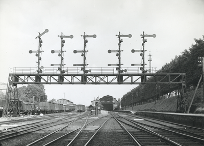 155272 Gezicht op de seinbrug over het emplacement te Arnhem, vanuit het westen, met op de achtergrond het station ...